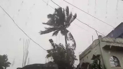 গোপীবল্লভপুর ১: গোপীবল্লভপুরের বাজার এলাকায় একাধিক জায়গায় হল প্রবল ঝোড়ো হাওয়া সাথে মুষলধারে বৃষ্টি,১ ঘন্টা বিদ্যুৎ বিচ্ছিন্ন