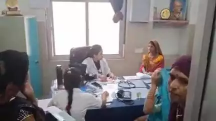 जबेरा: जिला स्वास्थ्य अधिकारी ने स्वास्थ्य सेवाओं को परखने के लिए उपस्वास्थ्य केंद्र नोहटा का किया औचक निरीक्षण