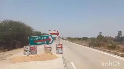 होशंगाबाद नगर: नेशनल हाईवे स्थित ग्राम रेसलपुर के पास NHI द्वारा सड़कों के बीच गैप भरने का काम जारी, कर्मचारी ने दी जानकारी
