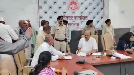 रतलाम नगर: कलेक्टर कार्यालय में जिला स्तरीय जनसुनवाई आयोजित, 74 आवेदनों पर हुई सुनवाई