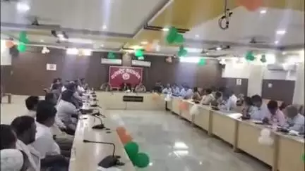 कासगंज: आगामी त्यौहारों को लेकर डीएम और एसपी ने कलेक्ट्रट पर की शांति समिति की बैठक, शांति से त्यौहार मनाने की अपील की