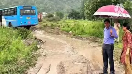 चौखुटिया: तेज बारिश के कारण चिनौनी-कवाधार मार्ग यातायात के लिए दो घंटे रहा बाधित, एसडीएम ने किया मार्ग का निरीक्षण