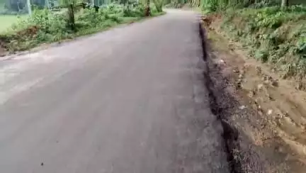 সাব্রুম: সাত চাঁদ থেকে মনুবলকুল যাওয়ার রাস্তাটি নিয়ে এলাকাবাসীর নির্মমানের কাজের অভিযোগ পাওয়ায় পর্যবেক্ষণ করেন পুত্তদপ্তর