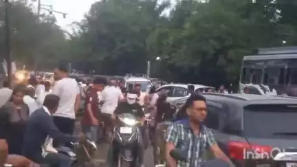 होशंगाबाद नगर: नेहरू पार्क के सामने चौपाटी और ठेलों से लगा जाम, एम्बुलेंस फंसी, वीडियो वायरल