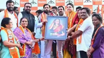 बुलढाणा: मुंबई येथे मुख्यमंत्री एकनाथ शिंदे यांच्या हस्ते अजित पवार गट राष्ट्रवादी काँग्रेस,उबाठा पदाधिकाऱ्यांचा शिवसेनेत प्रवेश