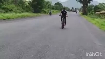 खूंटपानी: विश्व साइकिल दिवस पर खरसावां विधायक दशरथ गागराई ने साइकिल चलाकर स्वस्थ रहने का संदेश दिया