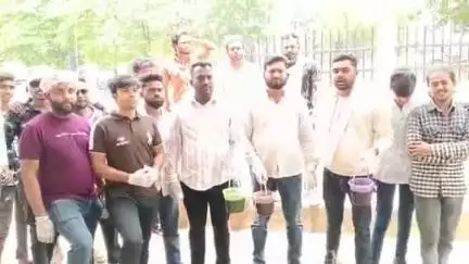जबलपुर: रानी दुर्गावती विश्वविद्यालय: कुलपति के इस्तीफे की मांग को लेकर एनएसयूआई का विरोध प्रदर्शन