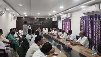 গোয়ালপোখর ২: গোয়ালপখর ২ নং ব্লকের মিটিং হলে ঈদুল জোহা উৎসব উপলক্ষে শান্তি বৈঠক করলো প্রশাসন , বৈঠকে উপস্থিত ছিলেন বিডিও সুজয় ধর