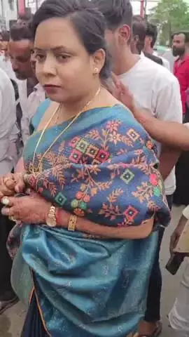 मदेयगंज क्षेत्र में तेज रफ्तार कार चला रही महिला ने तीन लोगों को मारी टक्कर, एक की हुई मौत, वीडियो आया सामने