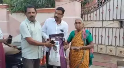 కావలి: వృద్ధులకు ఇంటి వద్దకే రేషన్ పంపిణీ చేసిన టీడీపీ నాయకులు...