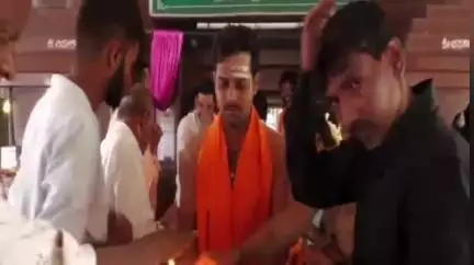 ಹೊಸಪೇಟೆ: ಆರ್ಸಿಬಿ ತಂಡ ಗೆಲುವು ಸಾಧಿಸಲಿ ಎಂದು ನಗರದ ಸಣ್ಣಕ್ಕಿ ಶ್ರೀ ವೀರಭದ್ರೇಶ್ವರ ಸ್ವಾಮಿ ದೇವಸ್ಥಾನದಲ್ಲಿ,ಅಭಿಮಾನಿಗಳಿಂದ ವಿಶೇಷ ಪೂಜೆ ಸಲ್ಲಿಕೆ