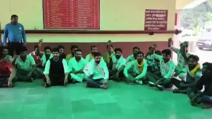 कैराना: गौशालाओं में अव्यवस्था के विरोध में दो संगठनों के लोगों ने कैराना तहसील में किया धरना-प्रदर्शन, सौंपा ज्ञापन