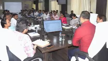मुंगेली: कलेक्टर ने जिले के लंबित आवेदनों के समयबद्ध और गुणवत्तापूर्ण निराकरण के लिए समय-सीमा बैठक की