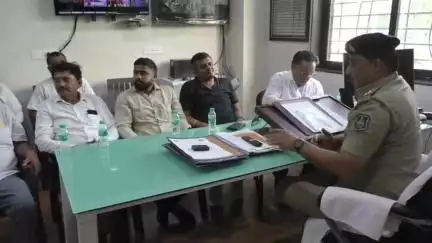 પલસાણા: બકરી ઇદના તહેવારને લઈને કડોદરા પોલીસ મથકે શાંતિ સમિતિની બેઠક યોજાઈ જેમાં સ્થાનિક તેમજ મુસ્લિમ આગેવાનો હાજર રહ્યા