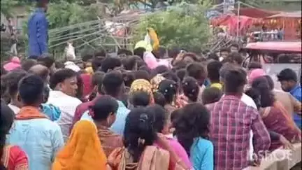 शंभूगंज: हरिवंशपुर गांव के तिलडीहा मंदिर में उमड़ी श्रद्धालुओं की भीड़, ग्रामीणों को करना पड़ा नियंत्रण
