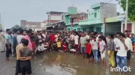 आगरा: नगला माकरौल पर सड़कों व गलियों में हुए जल भराव को लेकर ग्रामीणों ने किया प्रदर्शन
#jansamasya