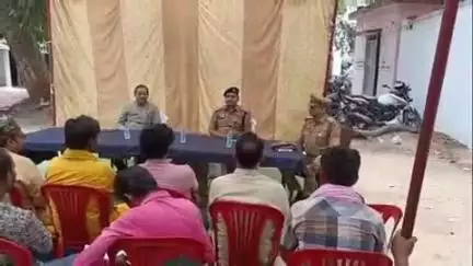 महरौनी: बकरीद के त्यौहार को ध्यान में रखते हुए महरौनी कोतवाली परिसर में एसडीएम की अध्यक्षता में पीस कमेटी की बैठक आयोजित हुई