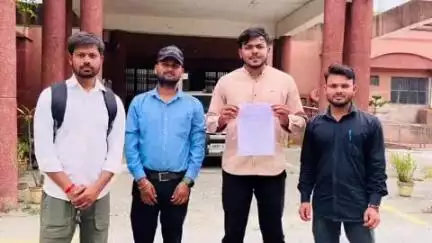 कासगंज: ऑक्सीजन प्लांट ऑपरेटरों ने कलेक्ट्रेट पर डीएम को सौंपा ज्ञापन