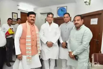 मेहदावल: मेहदावल विधायक अनिल कुमार त्रिपाठी ने नगर विकास एवं ऊर्जा मंत्री एके शर्मा से की मुलाकात