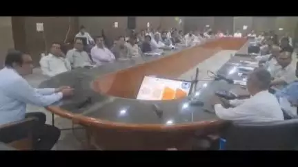 जिला परिषद सभागार में उपचुनाव के संबंध में अधिकारियों को दिया गया प्रशिक्षण