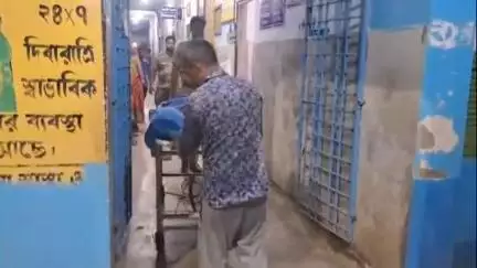 পূর্বস্থলী ১: মুন্সিপাড়ায় নিয়ন্ত্রণ হারিয়ে বাইক নিয়ে রাস্তার ধারে থাকা দেওয়ালে ধাক্কা ঘটনাস্থলে আহত হয়ে মৃত্যু এক ব্যক্তির