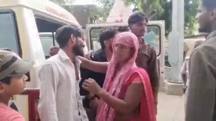 सैदपुर: भोलेनगर में दवा लेने जा रही महिला को बुलेट ने मारी टक्कर, मौत के बाद मचा कोहराम, बुलेट सवार खुद को पुलिसकर्मी बता लापता