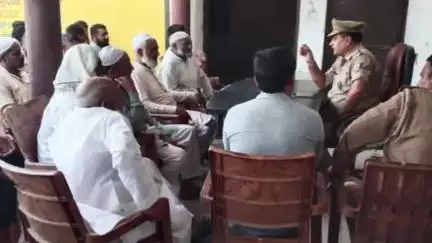 कैराना: कैराना क्षेत्र के मंडावर में ईद-उल-अजहा व पंचायत चुनाव को लेकर कोतवाली प्रभारी निरीक्षक ने ग्रामीणों के साथ की बैठक