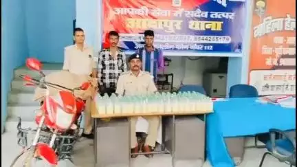 आदापुर: आदापुर के सैनिक रोड से थानाध्यक्ष धर्मवीर कुमार चौधरी के नेतृत्व में पुलिस ने दो तस्करों को शराब के साथ किया गिरफ्तार