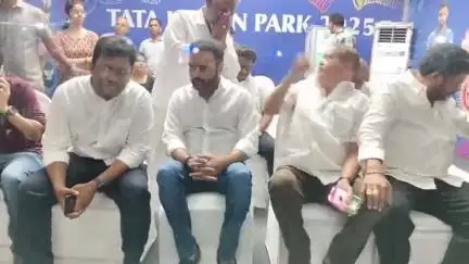 కాకినాడలో ఐపీఎల్ మ్యాచ్ తిలకించిన ప్రజాప్రతినిధులు అధికారులు