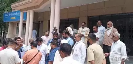 बागपत: बाली गांव में जल भराव की समस्या को लेकर ग्रामीणों ने डीएम कार्यालय पर किया धरना प्रदर्शन
