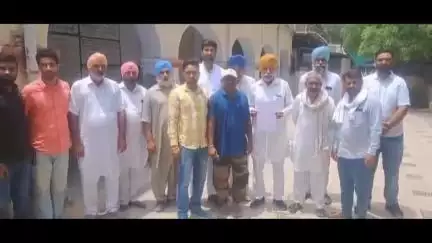 11ML गांव के किसानों ने मोघा फट्टी सही करने की मांग को लेकर सिंचाई विभाग के कार्यालय में अधीक्षण अभियंता को ज्ञापन सौंपा