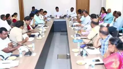 భువనగిరి: జిల్లా కలెక్టరేట్ లో పలు అభివృద్ధి పనులపై సమీక్ష సమావేశం నిర్వహించిన జిల్లా  కలెక్టర్ హనుమంతరావు