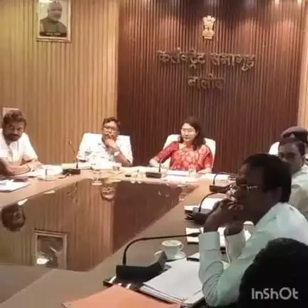 बालोद: संयुक्त जिला कार्यालय बालोद के सभाकक्ष में समय सीमा की बैठक आयोजित, कलेक्टर ने अधिकारियों को दिए निर्देश