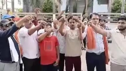 जबलपुर: गढ़ा बाजार में 53 फीट सड़क निर्माण के विरोध में व्यापारी संघ ने भाजपा कार्यालय में किया प्रदर्शन