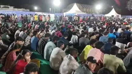 కాకినాడలో  ఐపీఎల్ ఫైనల్ మ్యాచ్ ని తిలకించేందుకు తరలివచ్చిన క్రీడ అభిమానులు