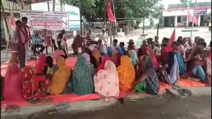 डंडारी: प्रखंड परिसर के पास भाकपा माले पार्टी द्वारा एक दिवसीय धरना प्रदर्शन आयोजित