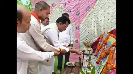 राजिम: ग्राम कुम्ही में सरस्वती ग्राम शिक्षा समिति गरियाबंद द्वारा आयोजित दस दिवसीय नवीन आचार्य प्रशिक्षण में विधायक पहुंचे
