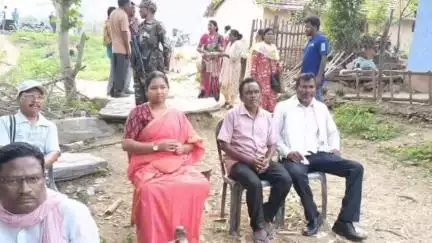 चाईबासा: पूर्व जिला परिषद अध्यक्ष के निधन पर पूर्व सांसद गीता कोड़ा ने भूता गांव पहुंचकर शोक संवेदना व्यक्त की