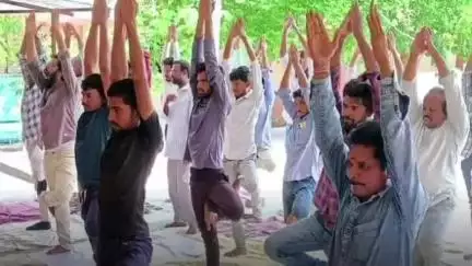 మానసిక ప్రశాంతతకు యోగ మంచి ఆయుధం : అవుకు ఎంపీడీవో వెంకన్న