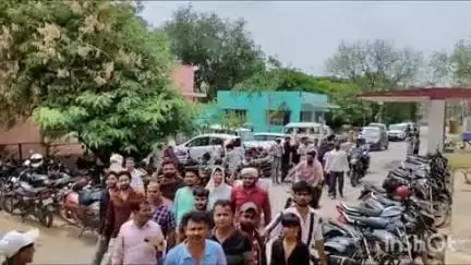 धौलपुर: पुलिस अधीक्षक कार्यालय पर एसी मिस्त्रियों ने ज्ञापन सौंपा, कार्रवाई की मांग की
