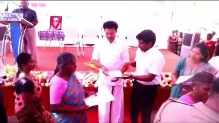 திருவெறும்பூர்: திருவெறும்பூர் தொகுதிக்கு உட்பட்ட சுமார் 2000 ஏழை எளிய பொதுமக்களுக்கு இலவச வீட்டு மனைபட்டாக்களை  அமைச்சர் வழங்கினார்