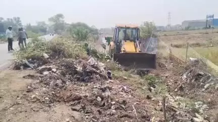 बलौदा: कोसमंदा गांव के लोगों को नाली सफाई न होने से हो रही थी परेशानी, सरपंच ने कराई सफाई
