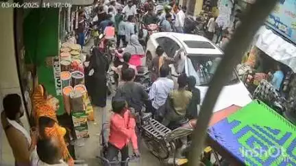 कासगंज: बिलराम गेट पर कार सवार लोगों ने बाइक में तोड़फोड़ का वीडियो सोशल मीडिया पर हुआ वायरल