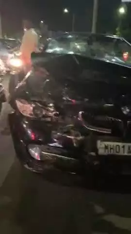 हवेली: बी टी कवडे रस्त्यावरील उड्डाणपुलावर  दोन चारचाकींची समोरा समोर धडक