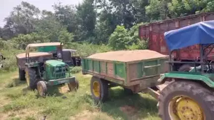 चितरपुर: खोखा मोड रजरप्पा के पास माइनिंग इंस्पेक्टर ने बालू से लदे दो ट्रैक्टर ज़ब्त किए, मामला दर्ज