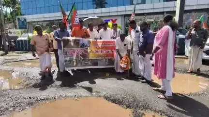 മുകുന്ദപുരം: ഇരിങ്ങാലക്കുടയിലെ റോഡുകളുടെ ശോച്യാവസ്ഥയിൽ പ്രതിഷേധിച്ച് ബി.ജെ.പി പ്രവർത്തകർ ജനകീയ പ്രക്ഷോഭം സംഘടിപ്പിച്ചു