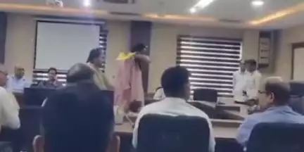 हुज़ूर: शासन की जनसुनवाई बनी मजाक, कलेक्ट्रेट कार्यालय में पीड़िता ने लगाया आरोप