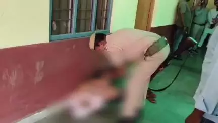 कैराना: भाई के अंतिम संस्कार के लिए आर्थिक मदद की गुहार लेकर तहसील पहुंची महिला, एसडीएम कार्यालय के बाहर बेहोश होकर गिरी