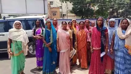 मंडला: बेहंगा-खेरवाटोला' के ग्रामीणों ने पक्की सडक़ की मांग को लेकर कलेक्टर को सौंपा ज्ञापन#jansamasya
