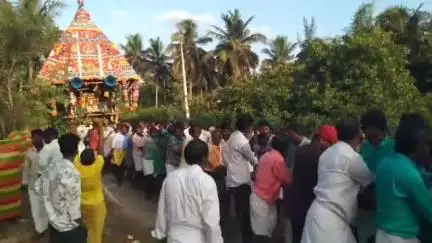 வேதாரண்யம்: செட்டிப்புலம் மழை மாரியம்மன் வைகாசி திருவிழாவின் முக்கிய நிகழ்வான தேரோட்டம்  வெகு விமர்சையாக நடைபெற்றது.